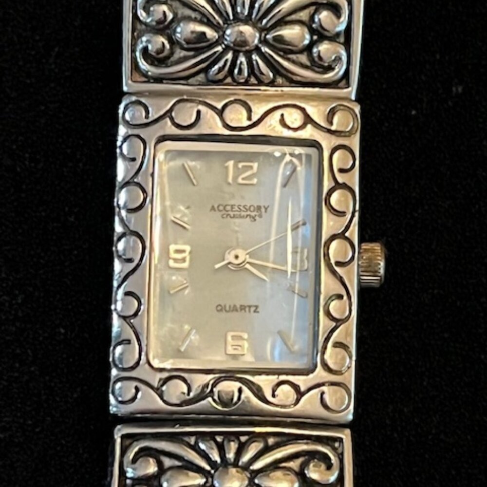 ACCESSORY CROSSING | Silver-tone Bracelet watch SW design Boho -EUC-NEW Battery - Picture 3 of 9